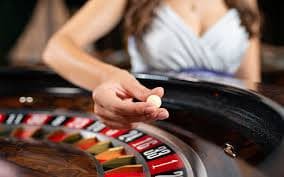 Người dùng kiểm tra nạp rút VND trước khi xem trò chơi mới