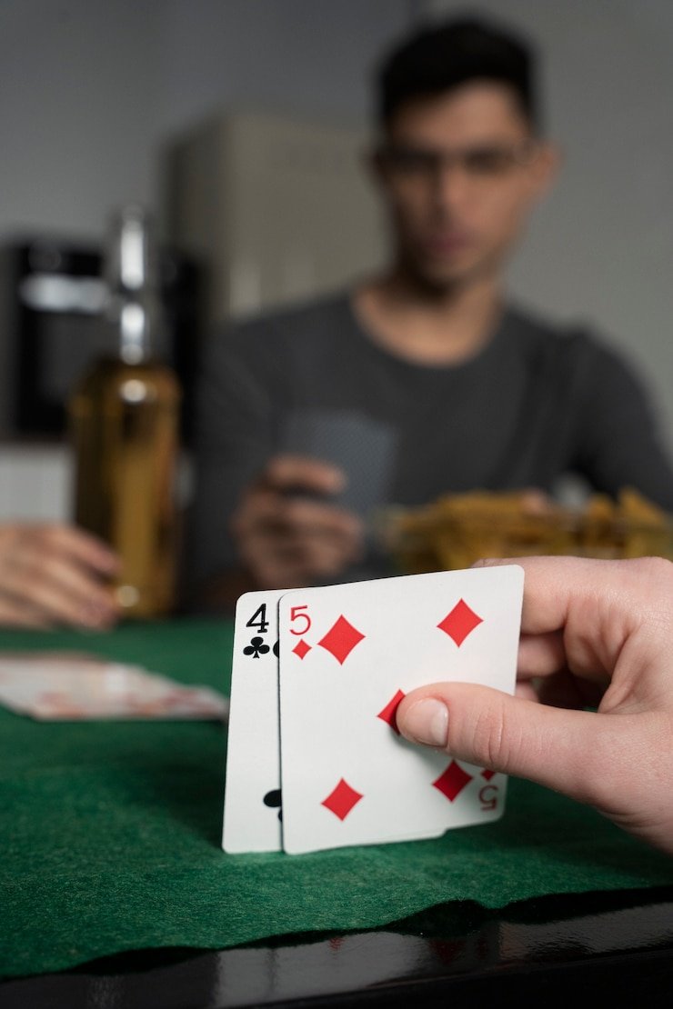 Người dùng Việt Nam đọc bảng phân tích thể thao trên điện thoại